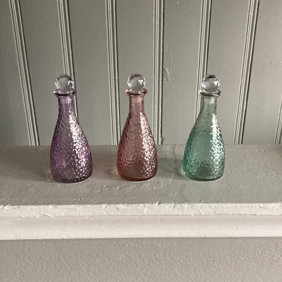 NWT Trio of Pastel Color Pebbled Glass Decorative Bottles w/ Crystal 💎 Tops - Picture 12 of 17